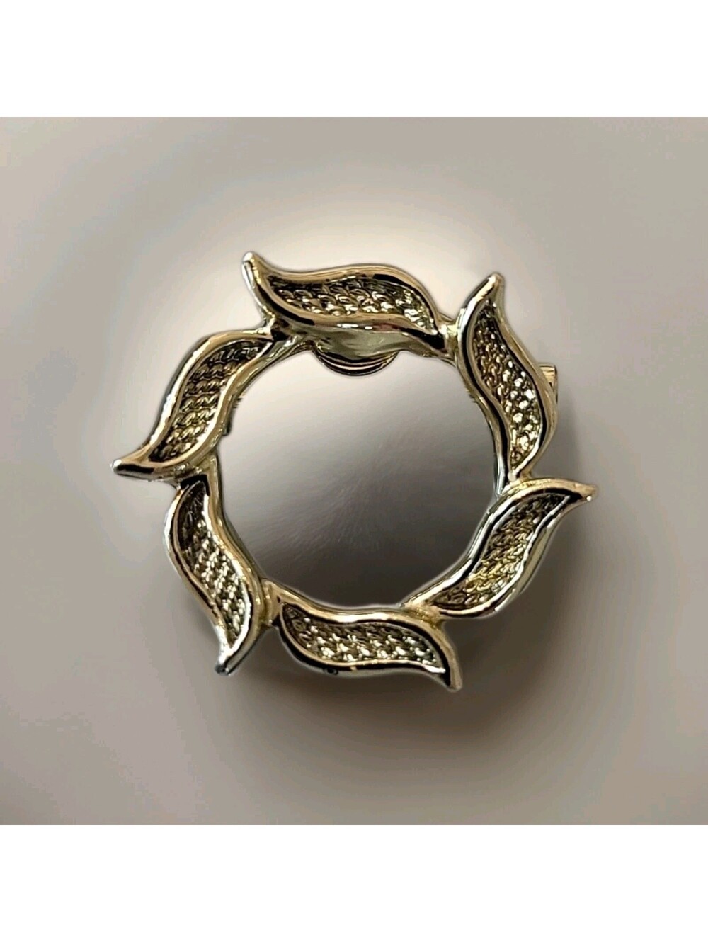 Vintage GERRY'S Signed Gold tone Brooch Leaves Wreath Pin Enamel L42